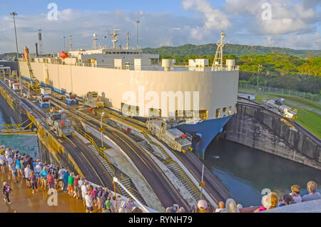 Panama Canal Cruise Passagiere zwei elektrische Lokomotive mules guide Schiff durch Gatun Schleusen, Republik Panama Stockfoto