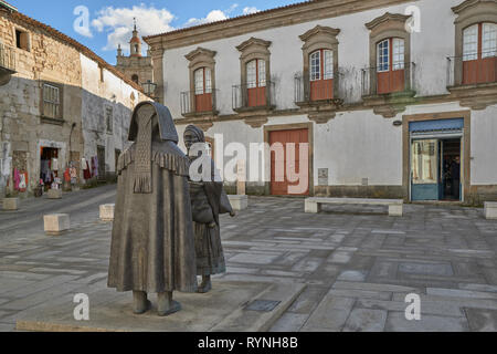 Plaza Joao III, Urban Skulptur von zwei Statuen in Bronze mit der typischen Trachten von Miranda do Douro, Portugal, Europa Stockfoto