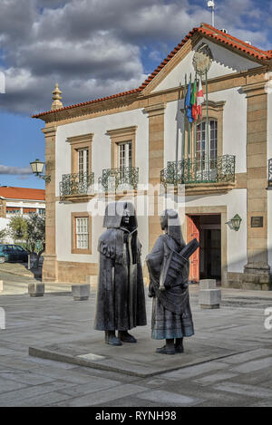 Plaza Joao III, Urban Skulptur von zwei Statuen in Bronze mit der typischen Trachten von Miranda do Douro, Portugal, Europa Stockfoto