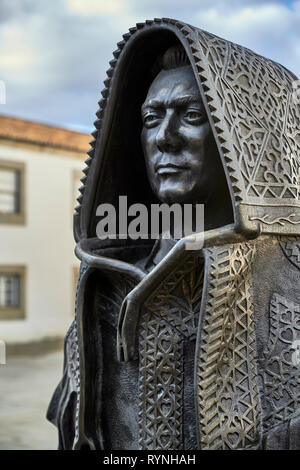 Plaza Joao III, Urban Skulptur von zwei Statuen in Bronze mit der typischen Trachten von Miranda do Douro, Portugal, Europa Stockfoto