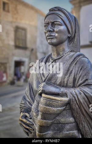 Plaza Joao III, Urban Skulptur von zwei Statuen in Bronze mit der typischen Trachten von Miranda do Douro, Portugal, Europa Stockfoto