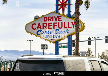 LAS VEGAS, NV, USA - Februar 2019: Die Rückseite des berühmten 'Willkommen in Las Vegas' Schild mit einem Fahrzeug im Vordergrund am Las Vegas Boulevard Stockfoto