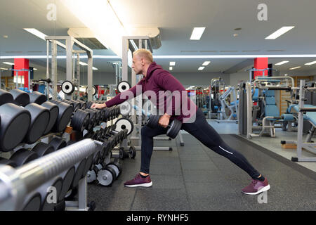 Junger Mann den Übungen mit hantel an bizeps für guten Körper im Fitnessstudio, Bodybuilder, gesunden Lebensstil, Bewegung Fitness, Workout und spor Stockfoto