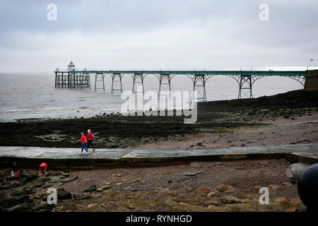 Clevedon pier, 1869 erbaut und 1989 wiedereröffnet, am Strand, Clevedon, Somerset, England, Großbritannien Stockfoto