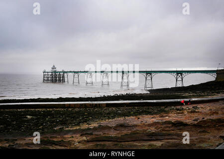 Clevedon pier, 1869 erbaut und 1989 wiedereröffnet, am Strand, Clevedon, Somerset, England, Großbritannien Stockfoto