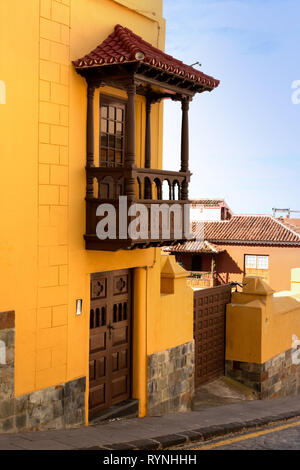 Traditionelle hölzerne Balkon auf der Straße in La Orotava auf Teneriffa, Spanien Stockfoto