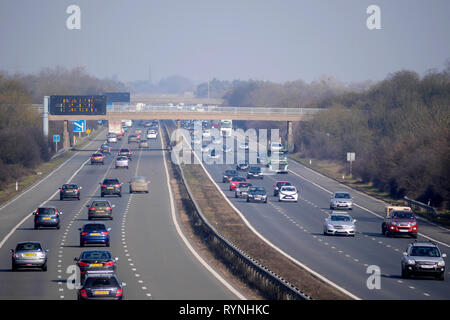 Verkehr auf der M5 North, in der Nähe von Gloucester, England, Großbritannien. Stockfoto