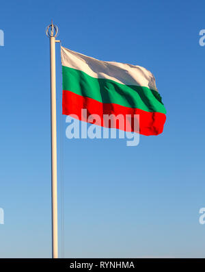 Wehende Flagge von Bulgarien gegen deep blue sky Stockfoto