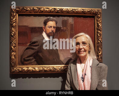 Blance Pons Sorolla an der National Gallery, London vor dem Selbstportrait von ihrem Großvater, dem spanischen Maler Joaquin Sorolla Stockfoto