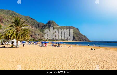Herrliche Aussicht auf den Strand Las Teresitas mit gelbem Sand. Ort: Santa Cruz de Tenerife, Teneriffa, Kanarische Inseln Stockfoto