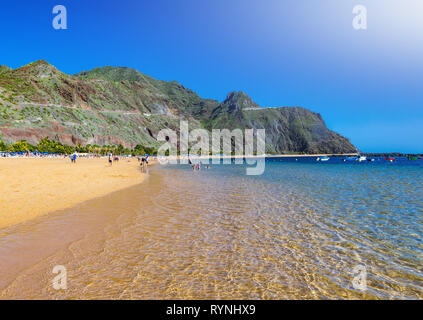 Herrliche Aussicht auf den Strand Las Teresitas mit gelbem Sand. Ort: Santa Cruz de Tenerife, Teneriffa, Kanarische Inseln Stockfoto