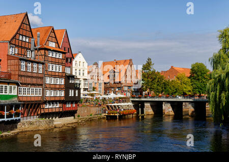 Lüneburgisch: Häuser in der Altstadt entlang des Flusses Ilmenau (Waterside Quarter), Niedersachsen, Deutschland Stockfoto