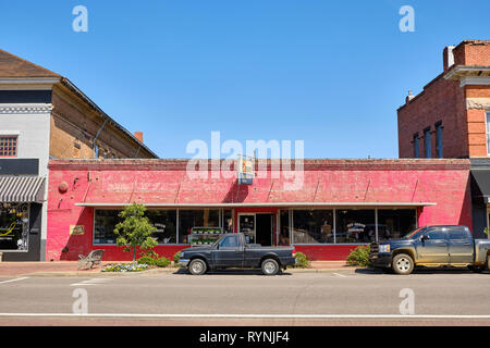 Roter Pfeil Hardware store Exterieur front, a Vintage Hardware Store, in kleinen ländlichen Alabama Stadt Prattville Alabama USA. Stockfoto