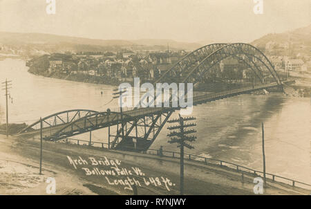 Antike c 1905 Foto, die Bellows Falls Bogenbrücke in Balg fällt, Vermont, USA. Die Brücke wurde mit drei schwenkbaren Stahl durch Bogenbrücke über den Connecticut River zwischen Balg fällt, VT und North Walpole, NH. Es war strukturell bedeutender als die längste Bogenbrücke in den Vereinigten Staaten, als es im Jahre 1905 abgeschlossen wurde. Quelle: original Foto Stockfoto