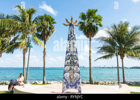 Miami Florida, Marg, Road, aret Pace Park, Biscayne Bay, Palmen, Stadtpark, Mosaik, Kunstthron, Kunst an öffentlichen Orten, am Wasser, Palmen, Männer, eisige Zeit Stockfoto