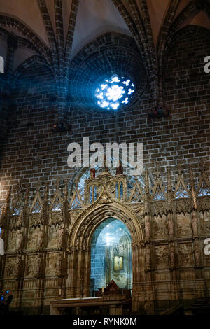 VALENCIA, Spanien - 27. Februar: Kirchenfenster des Heiligen Grals Kapelle in der Kathedrale von Valencia Spanien am 27. Februar 2019 Stockfoto