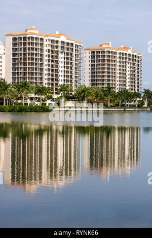 Miami Florida, Coral Gables, Deering Bay Yacht & Country Club, Gebäude, Luxus, Lifestyle, Eigentumswohnungen Wohnapartments Gebäude Stockfoto