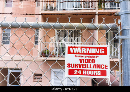 Miami Florida, Little Havana, Gebäude, Eigentumswohnung Wohnapartments Gebäude Gebäude Gehäuse, Balkon, Zaun, Kettenglied, Schild, Warnung, vid Stockfoto