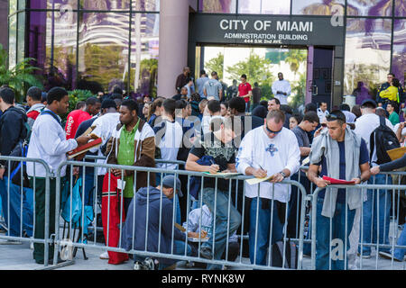 Miami Florida, Riverside Center, Regierungsverwaltungsgebäude, Stadt Stellenbewerber, gelten, Stadt, Feuerwehrmann, Linie, Warteschlange, Beschäftigung, Arbeitslosigkeit, Wirtschaft Stockfoto