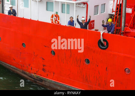 Miami Florida, Miami River, Shippingcontainer, Schiff, Schiff, Fracht, Transport, Navigation, asiatischer Mann, Männer, Seeleute, winken, arbeiten, arbeiten, Mitarbeiter arbeiten Stockfoto