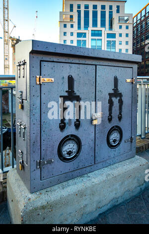 Große künstlerische Metall mit Messingbeschlägen und vielen Vorhängeschlösser mit Rädern auf der Getreidespeicher Square, Kings Cross, London Stockfoto