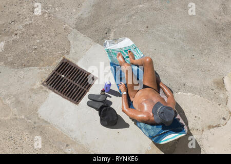 Man sonnenbaden, Clovelly, Sydney, NSW, Australien Stockfoto
