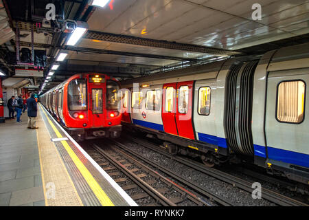 Zwei Londoner U-Bahnen Seite an Seite an einer Plattform in London, England Stockfoto