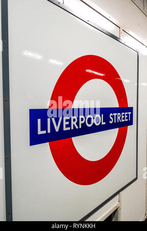 Iconic Rundschreiben Londoner U-Schild auf der u-Plattform in der Liverpool Street U-Bahnstation, London Stockfoto