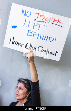 Miami Florida, Schulrat Verwaltungsgebäude, Bildung, Budgetkürzungen, Wirtschaft, Gehalt, Bezahlung, Vertrag, Währung, Geld, UTD, Gewerkschaft, Lehrer, Lehrer, Lehrer Stockfoto