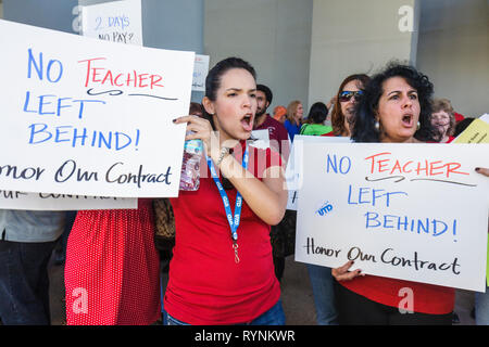 Miami Florida, Schulrat Verwaltungsgebäude, Bildung, Budgetkürzungen, Wirtschaft, Gehaltserhöhung, Bezahlung, Vertrag, Währung, Geld, Lehrer, Lehrer, Lehrkräfte, Lehrkräfte, Stockfoto