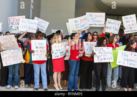 Miami Florida, Schulrat Verwaltungsgebäude, Bildung, Budgetkürzungen, Wirtschaft, Gehalt, Bezahlung, Vertrag, Währung, Geld, Lehrer, Lehrer, Lehrkräfte, Lehrkräfte, Mitarbeiter Stockfoto