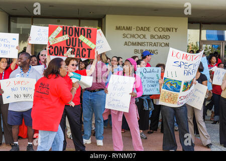 Miami Florida, School Board Verwaltungsgebäude, Bildung, Budgetkürzungen, Wirtschaft, Gehalt, Bezahlung, Vertrag, Lehrer, Lehrkräfte, arbeiten, arbeiten, Server Mitarbeiter Stockfoto