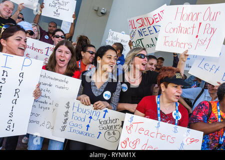 Miami Florida, Schulrat Verwaltungsgebäude, Bildung, Budgetkürzungen, Wirtschaft, Gehaltserhöhung, Bezahlung, Vertrag, Währung, Geld, Lehrer, Lehrer, Lehrkräfte, Lehrkräfte, Stockfoto