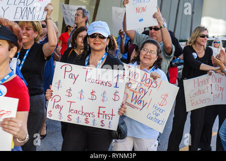 Miami Florida, Schulrat Verwaltungsgebäude, Bildung, Budgetkürzungen, Wirtschaft, Gewerkschaft, Gehaltserhöhung, Bezahlung, Vertrag, Währung, Geld, Lehrer, Lehrer, unterrichten Stockfoto
