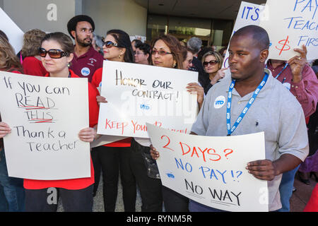 Miami Florida, Schulausschuss Verwaltungsgebäude, Bildung, Budgetkürzungen, Gewerkschaft, Wirtschaft, Gehalt, Bezahlung, Vertrag, Währung, Geld, Lehrer, Lehrer, Lehrkräfte, Lehrkräfte, Stockfoto