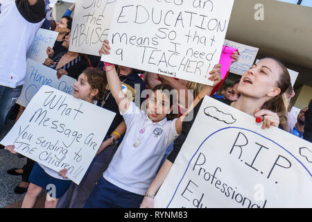 Miami Florida, Schulrat Verwaltungsgebäude, Bildung, Budgetkürzungen, Wirtschaft, Gehaltserhöhung, Bezahlung, Vertrag, Währung, Geld, Lehrer, Lehrer, Lehrkräfte, Lehrkräfte, Stockfoto