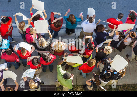 Miami Florida, Schulrat Verwaltungsgebäude, Bildung, Budgetkürzungen, Wirtschaft, Gehaltserhöhung, Bezahlung, Vertrag, Währung, Geld, Lehrer, Lehrer, Lehrer, un Stockfoto