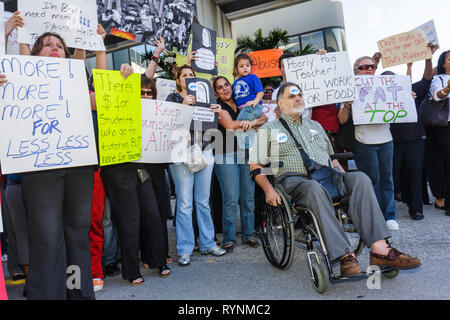 Miami Florida, Schulrat Verwaltungsgebäude, Bildung, Budgetkürzungen, Wirtschaft, Gehaltserhöhung, Bezahlung, Vertrag, Währung, Geld, Lehrer, Lehrer, Lehrer, un Stockfoto