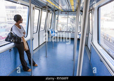 Miami Florida, Metromover, Massenverkehr, automatisierter Personenbeweger, Adtranz C 100, Schwarze Frau weibliche Frauen, Stöcke, Schatten, Reiter, Reiter, FL090213164 Stockfoto