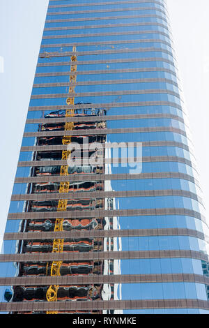 Miami Florida, Brickell Avenue, Brickell District, Bürogebäude, Gewerbe, Hochhaus Wolkenkratzer Gebäude Glas, Reflexion, unter Stockfoto