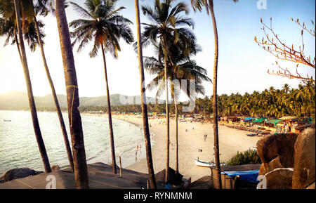 Schöne Panoramasicht auf Tropical Sunset Beach mit Bungalow und Kokospalmen an Palolem in Goa, Indien Stockfoto