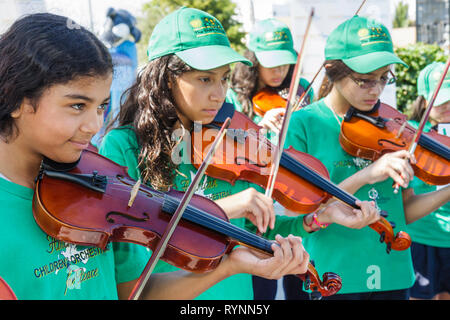 Miami Florida, Little Havana, Jose Marti Park, United Hearts Family Festival, Festivals fair, Gemeinschaft American Children's Orchestra for Peace, Musik, unter Stockfoto