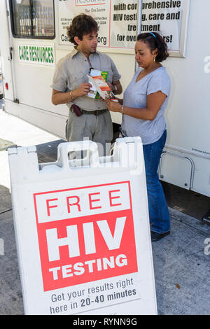 Miami Florida, Little Havana, Familienfest, Festivals feiern Messe Messen Community Event Events, kostenlose HIV-Tests Blut Test mobile Lab, Hispanic La Stockfoto