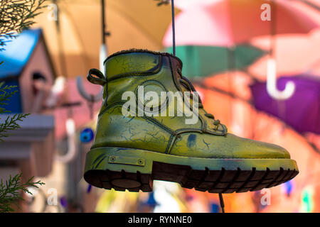 Farbige Schuh auf eine Schnur hängen. Helle und farbenfrohe Komposition. boot-Abstraktion auf einem unscharfen Hintergrund Stockfoto
