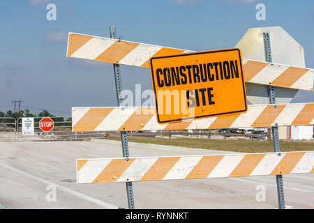 Port St. Saint Lucie Florida, Tradition, geplante Gemeinschaft, Immobilienentwicklung, Schild, Baumeister, neu, Barrikade, Barriere, unter Stockfoto