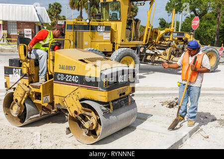 Florida, Martin County, Jensen Beach, Straße, unter Neubau Baumeister, öffentliche Arbeiten, Besatzung, hispanische Männer männlich, Arbeiter, Betreiber, arbeitend, Stockfoto