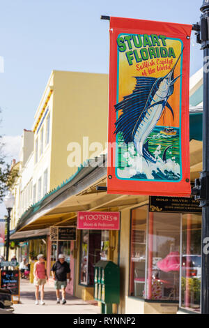 Stuart Florida, historische Innenstadt, Flagler Avenue, Banner, Bezirk, Mann Männer männlich, Frau weibliche Frauen, Paar, zu Fuß, Geschäfte, Shopping Shopper Shopper shoppen Stockfoto