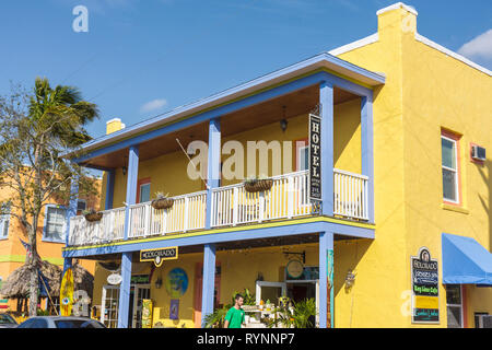 Stuart Florida, historische Innenstadt, das Colorado-Gebäude, renoviert, Geschäfte, Bezirk, Erwachsene Erwachsene Männer Männer, Wandern, Balkon, Geländer, helle Farben, Fassade Stockfoto