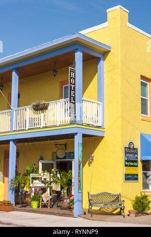 Stuart Florida, historische Innenstadt, das Colorado Gebäude, renoviert, Geschäfte, Bezirk, Balkon, Geländer, helle Farben, Fassade, Bank, Display Verkauf Küstendekor, Stockfoto