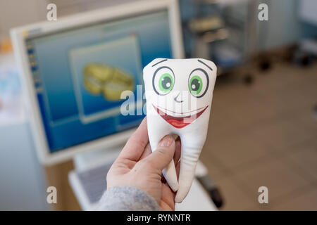 Zahnärztliche Geräte und zahnmedizinische Instrumente in der Behandlung von Zahn und Zahnmedizin durch Zahnarzt verwendet. Zahnarzt holding Modell der Zahn mit niedlichen Gesicht Stockfoto